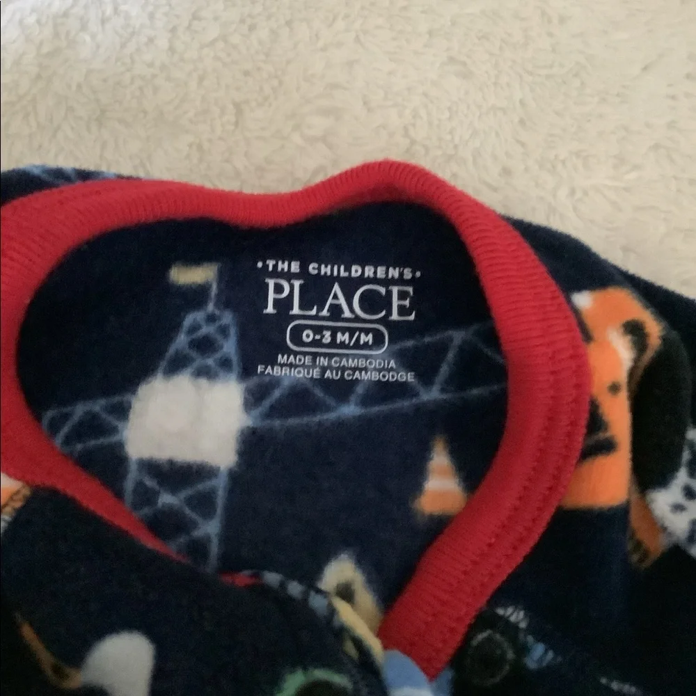 Place one-size zipper outfit with big machines 0-3mo